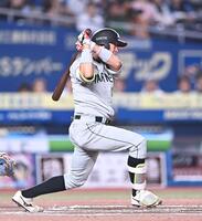 ６回、右前適時打を放つ佐藤（撮影・開出牧）