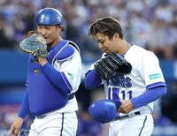 松尾（左）とのバッテリーで初回を３人で片付けた東（撮影・伊藤笙子）