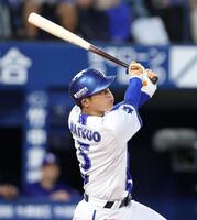 ２回、右前へ先制適時打を放つ松尾（撮影・伊藤笙子）