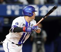 ３回、左中間へ二塁打を放つ筒香（撮影・伊藤笙子）