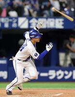 ７回、中前へ適時打を放つ成瀬（撮影・伊藤笙子）