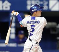 ４回、中前打を放つ松尾（撮影・伊藤笙子）
