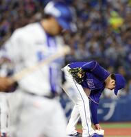 ３回、宮崎（手前）に四球を与え、ピンチを背負う金丸（撮影・伊藤笙子）