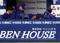 ６回、真っ二つに折れ、ベンチ内に入ったカリステのバットを見つめる井上監督（手前左）＝撮影・伊藤笙子