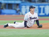 １回、佐藤輝の打球が当たり、倒れ込む吉村（撮影・西岡正）