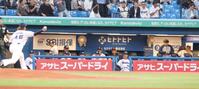 １回、先発のヤクルト・吉村がアクシデントで降板し、困惑しながらも２番手の小澤（左端）を見つめる池山監督（右端）＝撮影・吉澤敬太