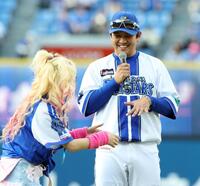 エルフ・荒川（左）にネイルを見せる山崎（撮影・伊藤笙子）