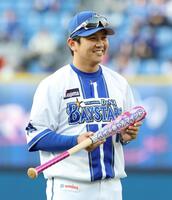 セレモニアルピッチで使うバットを見せる山崎（撮影・伊藤笙子）