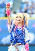 セレモニアルピッチで特別仕様のボールを披露するエルフ・荒川（撮影・伊藤笙子）