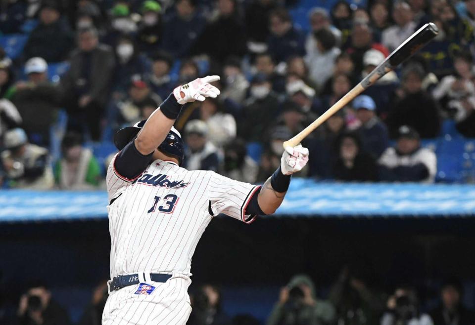 　４月１６日のヤクルト－ＤｅＮＡ戦で、空振りした際に手を離れたオスナのバットが球審に直撃した