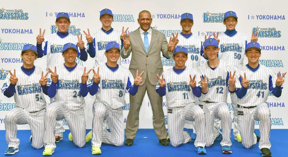 ＤｅＮＡ入団会見で笑顔の９位指名・山本祐大（後列右）、ドラフト１位・東克木樹（前列右から３人目）ら＝２０１７年