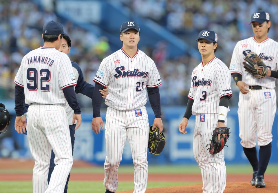 １回、治療のため、ベンチへ向かうヤクルト・吉村貢司郎（中央）。この後に降板となった（撮影・西岡正）