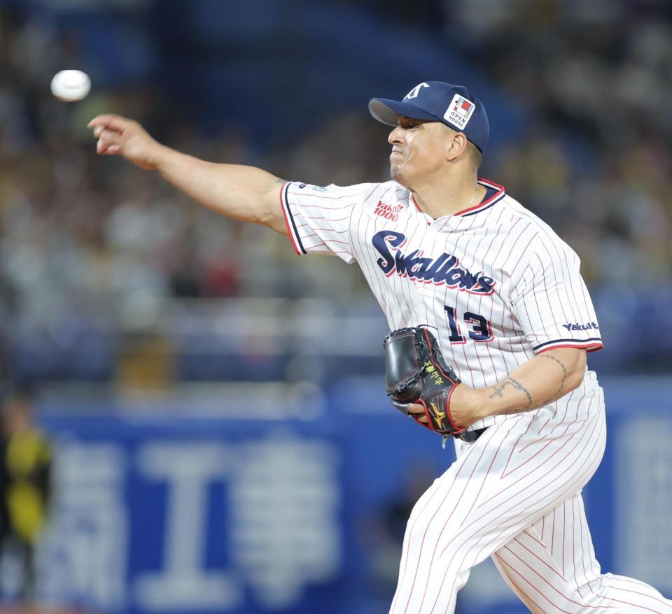 ９回に登板するオスナ（撮影・西岡正）