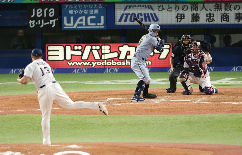 ９回、オスナから四球を選ぶ佐藤輝（撮影・金田祐二）