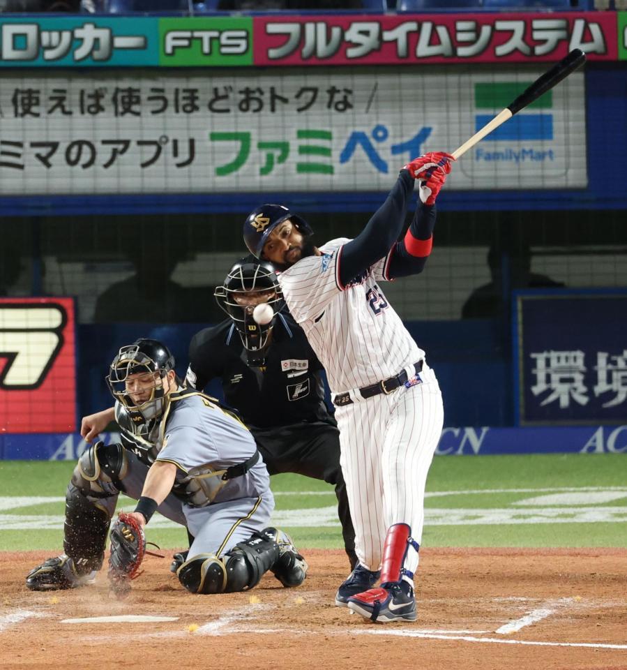 ８回、空振りするサンタナ（撮影・金田祐二）