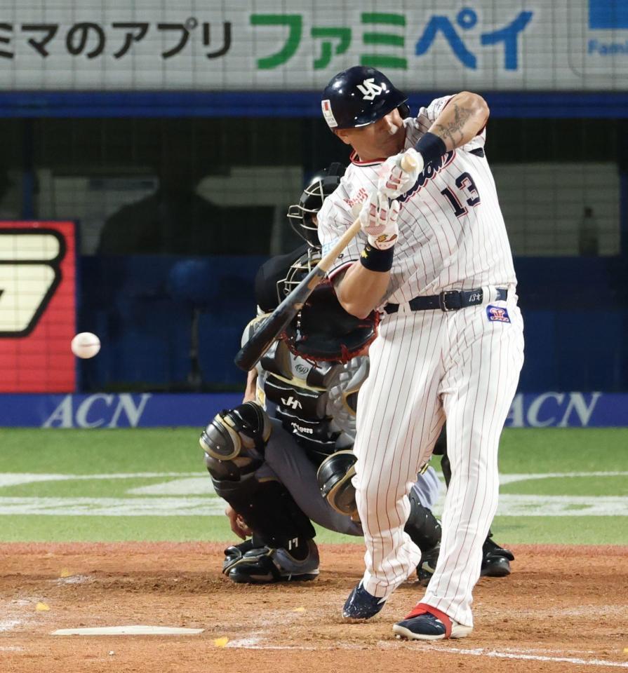 ４回、止めたバットに当たり一ゴロに倒れるオスナ（撮影・金田祐二）