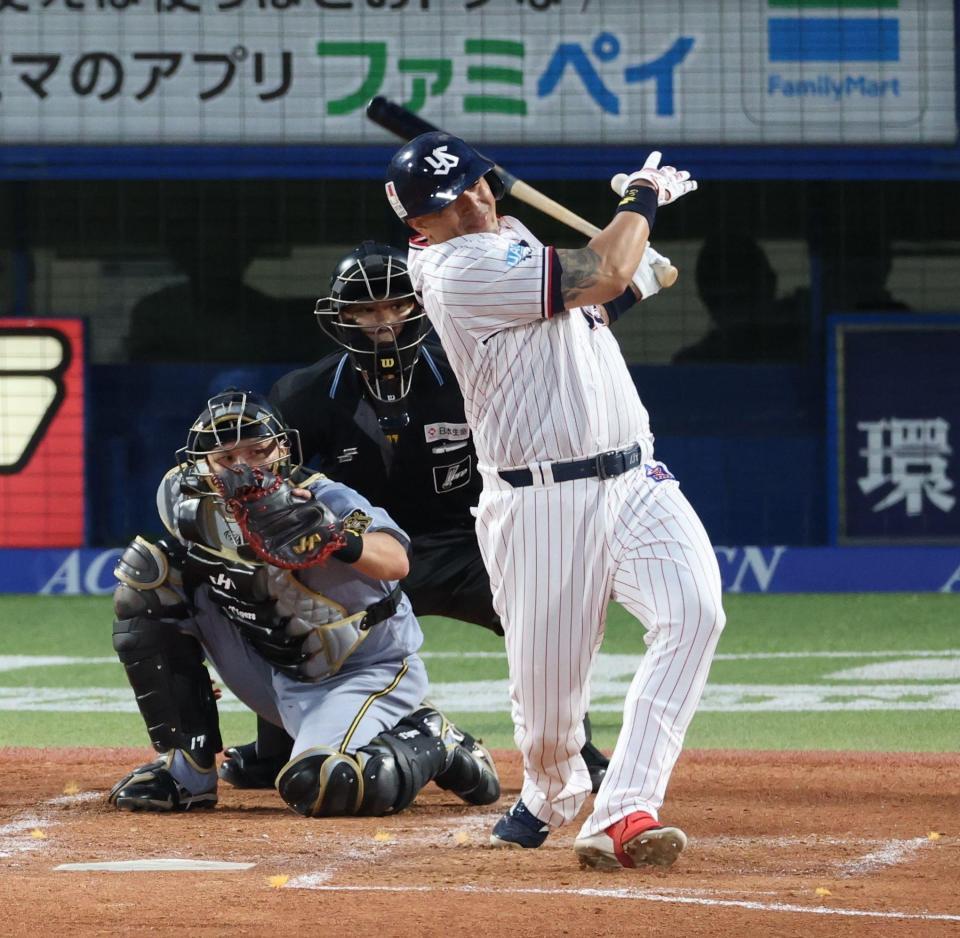 ２回、三ゴロに倒れるオスナ（撮影・金田祐二）