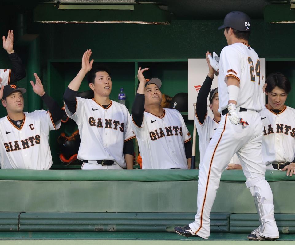 ２回、先制ソロを放った大城（２４）を迎える戸郷（中央左）ら巨人ナイン（撮影・立川洋一郎）