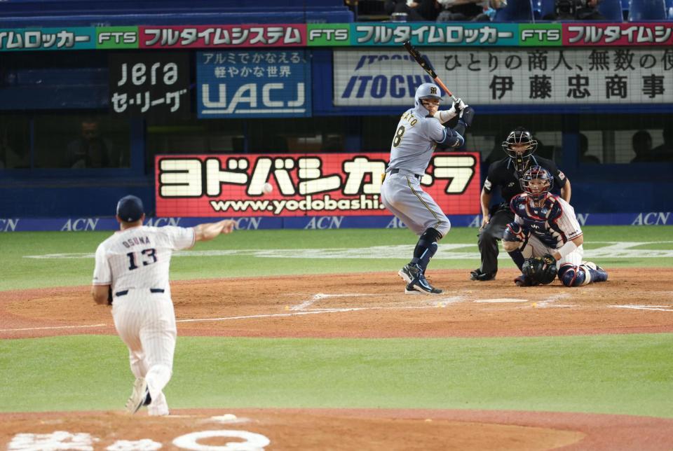９回、オスナと対決する佐藤輝（撮影・金田祐二）