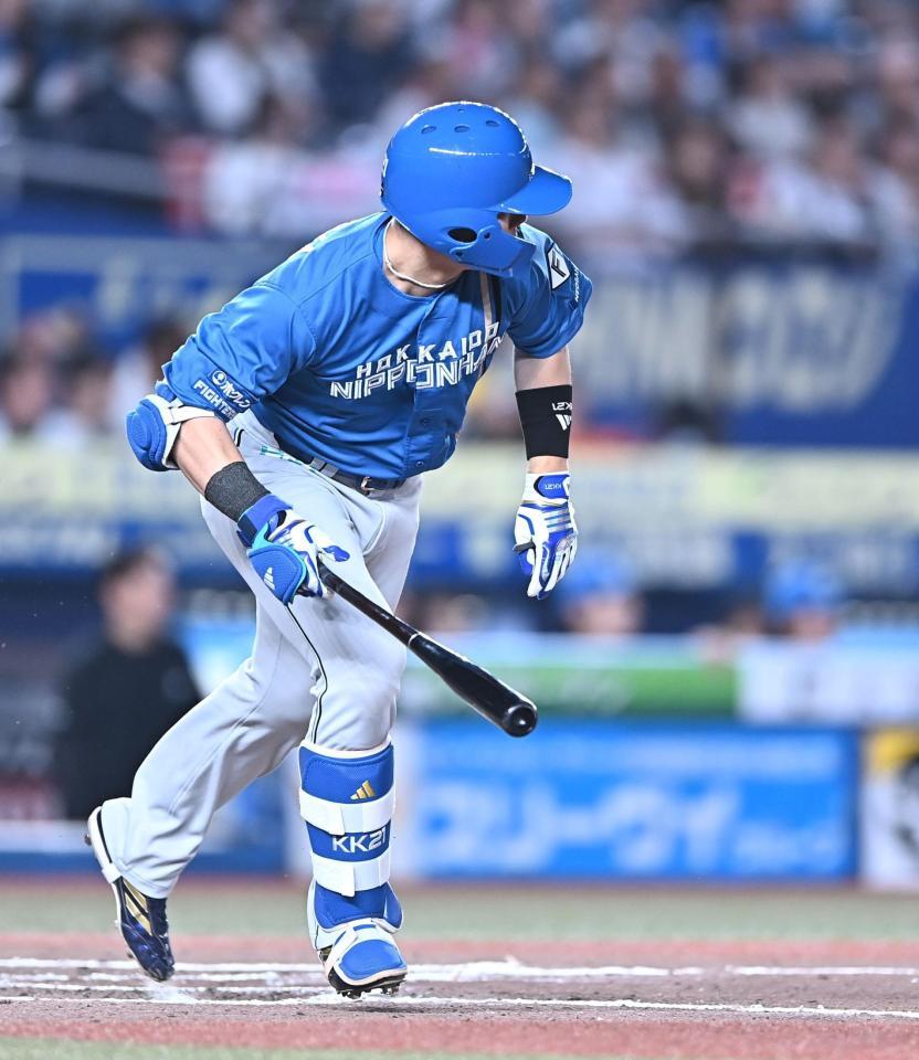 ８回、勝ち越しの左前適時打を放つ清宮幸（撮影・開出牧）