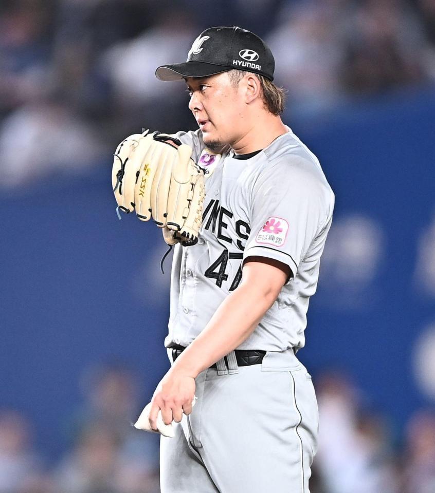 ８回日本ハム２死一、三塁、清宮幸太郎に勝ち越しの左前適時打を打たれたロッテ・鈴木昭汰＝ＺＯＺＯマリンスタジアム（撮影・開出牧）