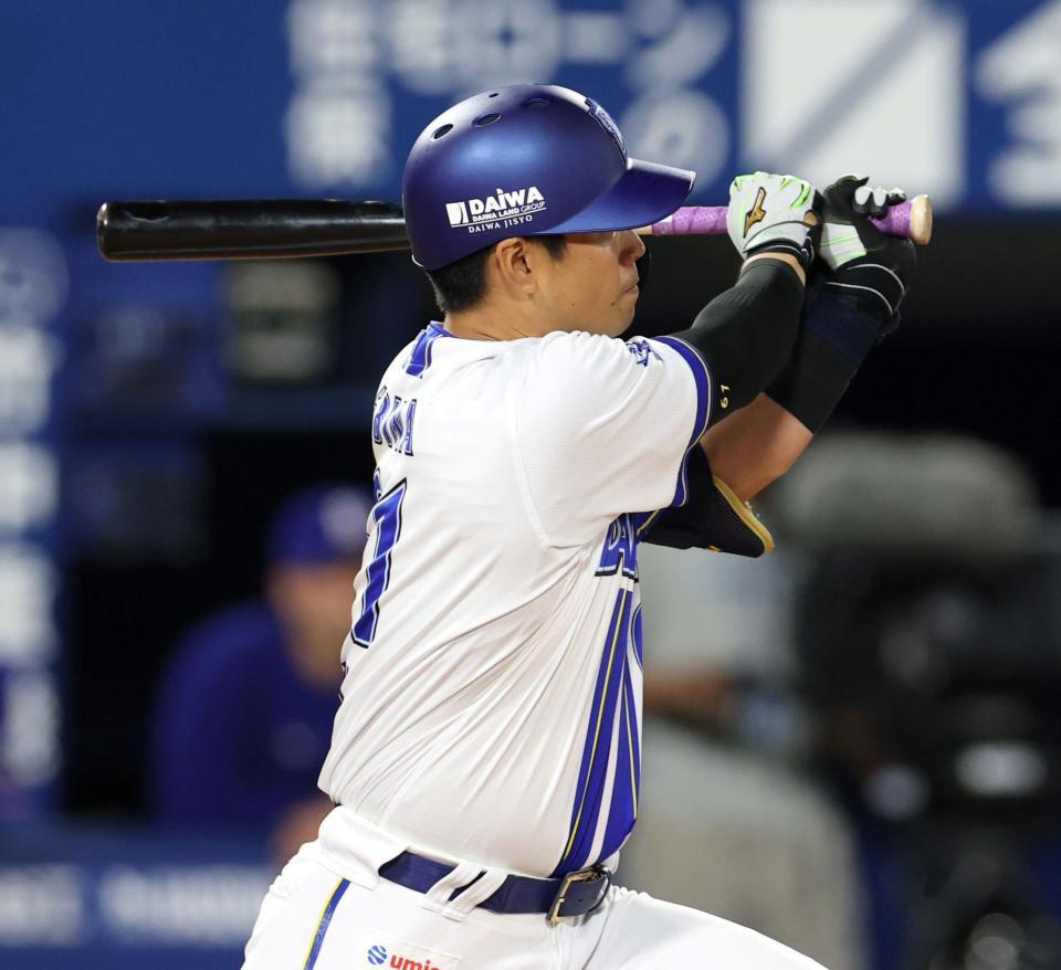 ５回、左前へ適時打を放つ蝦名（撮影・伊藤笙子）