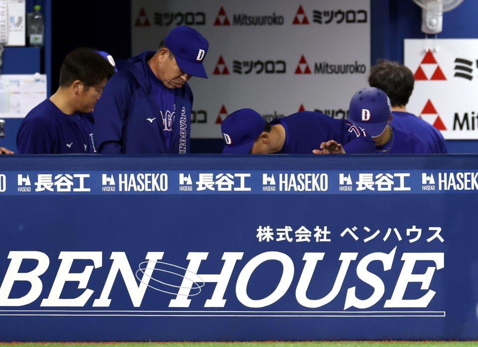 ６回、真っ二つに折れ、ベンチ内に入ったカリステのバットを見つめる井上監督（手前左）＝撮影・伊藤笙子