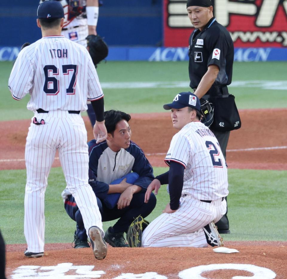 １回、強襲安打を受けて降板する吉村（撮影・金田祐二）