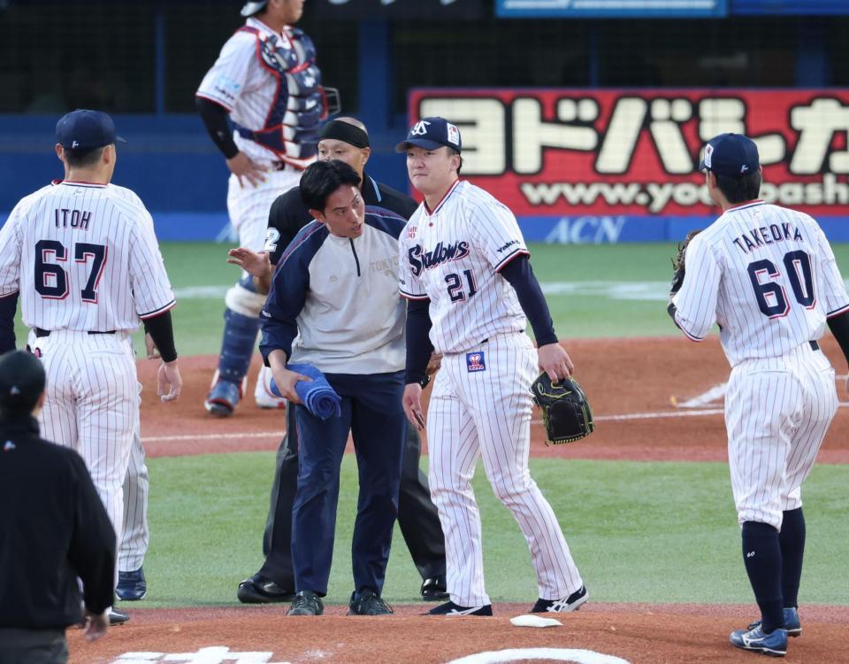 １回、佐藤輝の強襲安打を受けて降板する吉村（撮影・金田祐二）