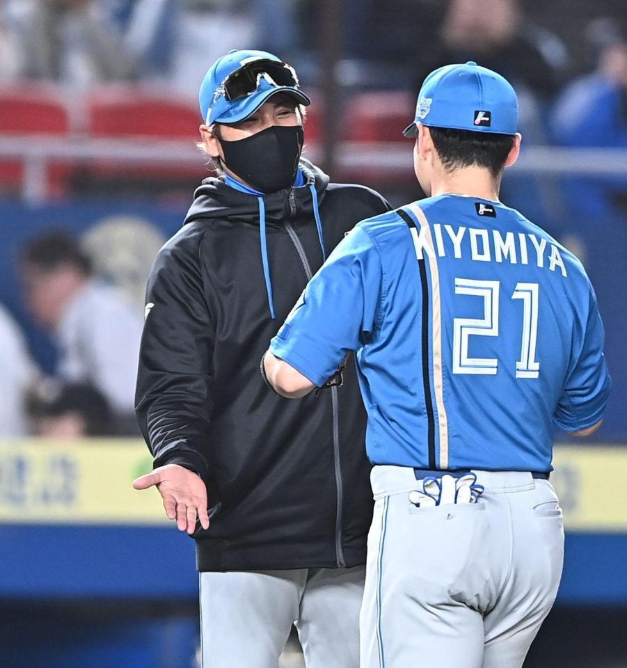 ロッテに競り勝ち清宮幸（右）らナインとタッチを交わす新庄監督＝撮影・開出牧