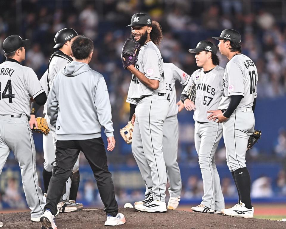 ８回途中で降板したジャクソン（中央）＝撮影・開出牧
