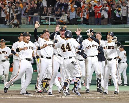 　９回、サヨナラ２ランを放った佐々木（４４）を迎える巨人ナイン（撮影・立川洋一郎）