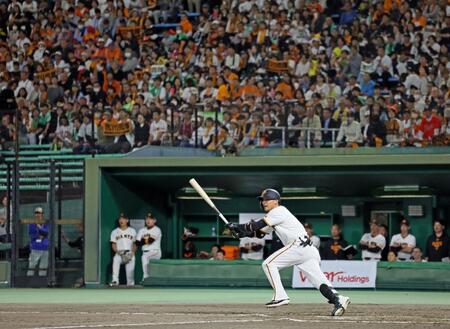４回、左前打を放つ吉川（撮影・立川洋一郎）