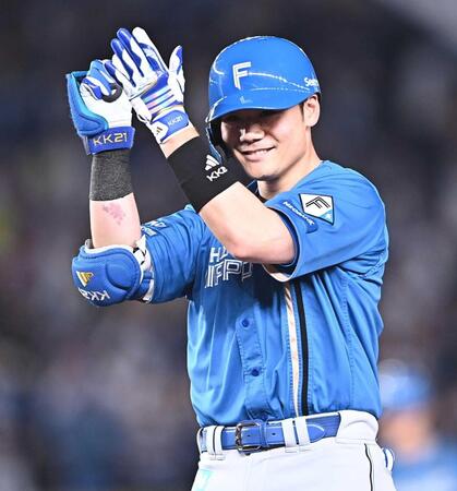 　８回、勝ち越し打を放ち手をたたく清宮幸（撮影・開出牧）