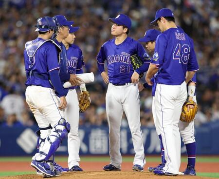 ５回、蝦名に適時打を浴びた金丸（中央）＝撮影・伊藤笙子