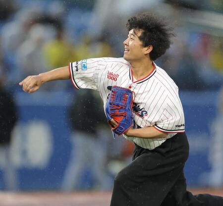 ファーストピッチを行う四千頭身の後藤拓実（撮影・西岡正）