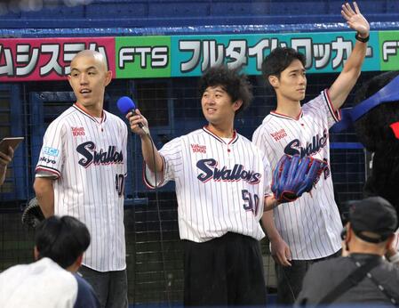 ファーストピッチセレモニーに登場した四千頭身（左から）都築拓紀、後藤拓実、石橋遼大（撮影・西岡正）
