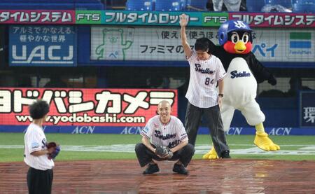ファーストピッチセレモニーを務める四千頭身（撮影・金田祐二）