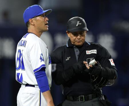 ６回の攻撃を終え、投手交代を告げる相川監督（左）＝撮影・伊藤笙子