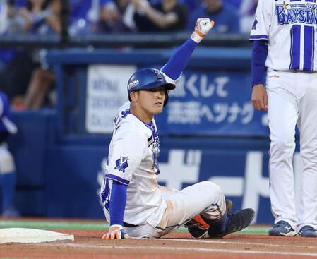 １回、適時内野安打で一塁へ滑り込み、ガッツポーズをする松尾（撮影・伊藤笙子）
