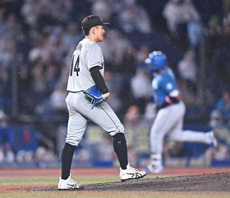 ３回、レイエス（後方）に中越え２ランを打たれた小島（撮影・開出牧）