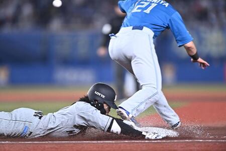 ６回、セーフティバントを決め一塁へヘッドスライディングする小川。一塁手・清宮幸（撮影・開出牧）