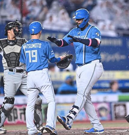 ３回、中越え２ランを放ち松本コーチ（左）とタッチを交わすレイエス。捕手・佐藤（撮影・開出牧）