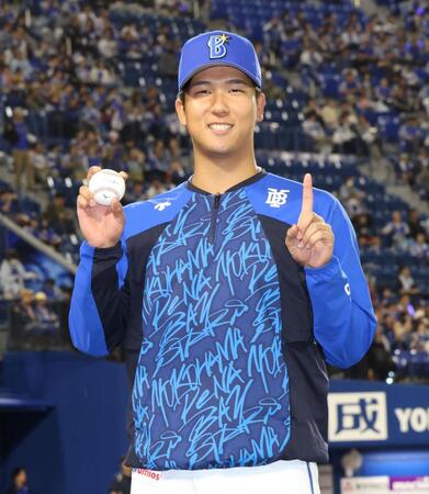 プロ初勝利を挙げ、記念ボールを手に笑顔を見せる島田（撮影・伊藤笙子）
