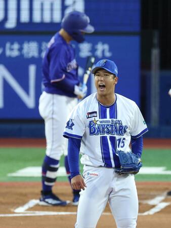１回、高橋周を見逃し三振に仕留め、雄たけびを上げる島田