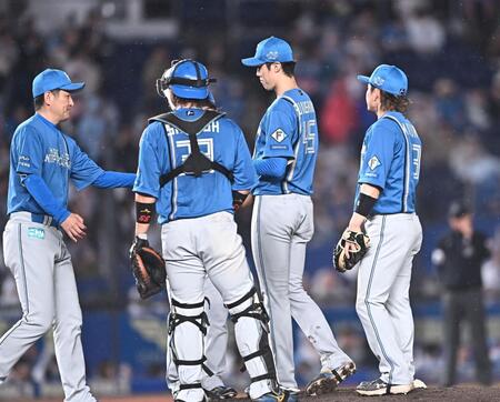 ７回途中で降板した福島（右から２人目）＝撮影・開出牧