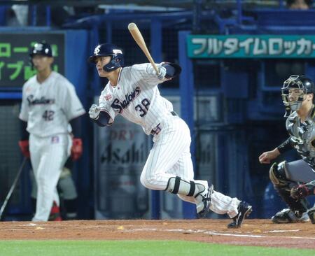 ８回、同点打を放つ石井（撮影・棚橋慶太）