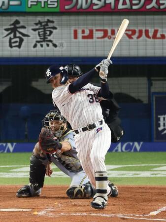 ８回、同点適時二塁打を放つ石井（撮影・金田祐二）