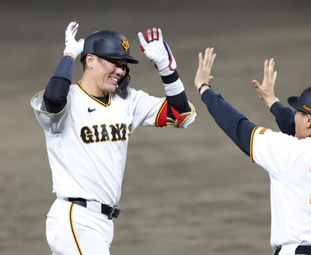 １２回、通算３００号となるサヨナラ３ランを放ち笑顔を見せてダイヤモンドを回る坂本（撮影・立川洋一郎）