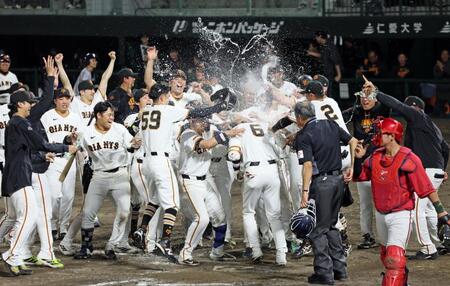 通算３００号となるサヨナラ３ランを放ちナインからの祝福を受ける坂本（６）＝撮影・立川洋一郎